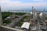 Sejumlah kapal merapat di pelabuhan PT. Trans Pacific Petrochemical Indotama (TPPI) Tuban, Jawa Timur, Selasa (1/11). Menyusul penyelesaian akuisisi saham 