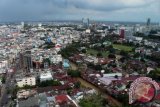 Pemandangan salah satu sudut kota di antara kawasan ruang terbuka hijau (RTH) di Medan, Sumatera Utara, Senin (31/10). Pemkot Medan menargetkan pengembangan RTH Medan mencapai 30 persen dari total luas wilayah kota Medan yang mencapai 265.10 kilometer persegi sedangkan saat ini baru memiliki sekitar 12 persen. ANTARA FOTO/Septianda Perdana/16