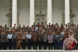 Presiden Joko Widodo (tengah) didampingi Menko Polhukam Wiranto (kedelapan kiri), Sekretaris Kabinet Pramono Anung (keenam kanan) dan Gubernur Lemhanas Agus Widjojo (ketujuh kanan) menerima peserta Program Pendidikan Reguler Angkatan (PPRA) LIV dan LV Lembaga Ketahanan Nasional (Lemhanas) tahun 2016 di halaman Istana Merdeka, Jakarta, Rabu (2/11). Dalam pertemuan dengan peserta PPRA LIV dan LV Lemhanas tersebut, presiden menekankan perlunya mengoptimalkan tiga sumber daya yaitu energi, pangan, dan air, dalam memperkuat daya saing di tingkat global. ANTARA FOTO/Puspa Perwitasari/wdy/16