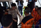 Kapolres Gresik, AKBP Adex Yudiswan memberi penjelasan tim penyelam sebelum melakukan pencarian terhadap empat anak buah kapal Kapal Motor Dewaruci Perkasa yang tenggelam di perairan Laut Gresik, Jawa Timur, Rabu (2/11). Pencarian empat korban yang belum ditemukan Andri, Andre, Pendi dan Laode Deolo, terpaksa dihentikan sementara karena terkendala arus bawah laut sangat deras serta kondisi air keruh sehingga menghalangi pandangan tim penyelam. Antara Jatim/Syaiful Arif/zk/16