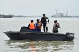 Tim melakukan pencarian terhadap empat anak buah kapal Kapal Motor Dewaruci Perkasa yang tenggelam di perairan Laut Gresik, Jawa Timur, Rabu (2/11). Pencarian empat korban yang belum ditemukan Andri, Andre, Pendi dan Laode Deolo, terpaksa dihentikan sementara karena terkendala arus bawah laut sangat deras serta kondisi air keruh sehingga menghalangi pandangan tim penyelam. Antara Jatim/Syaiful Arif/zk/16