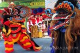Kelompok tari menari kesenian tradisional barongan dalam lomba seni tradisi desa-desa di sepanjang bantaran Sungai Ngrowo, Tulungagung, Jawa Timur, Rabu (2/11). Lomba kesenian tradisional itu bertujuan melestarikan seni-budaya daerah serta penguatan kearifan lokal menjaga kebersihan sungai. Antara Jatim/Destyan Sujarwoko/zk/16