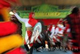 Kelompok tari wanita menari jaranan dalam lomba seni tradisi desa-desa di bantaran Sungai Ngrowo, Tulungagung, Jawa Timur, Rabu (2/11). Lomba kesenian tradisional itu bertujuan melestarikan seni-budaya daerah serta penguatan kearifan lokal menjaga kebersihan sungai. Antara Jatim/Destyan Sujarwoko/zk/16