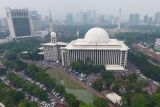 Massa dan kendaraan memadati kawasan Masjid Istiqlal jelang pelaksanaan aksi 4 November di Jakarta, Jumat (4/11). Aksi yang diikuti ribuan pengunjuk rasa itu menuntut kepastian hukum terkait dugaan penistaan agama yang dilakukan Basuki Tjahaja Purnama. ANTARA FOTO/Wahyu Putro A/aww/16.