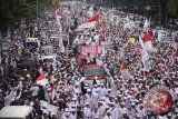 Massa yang tergabung dalam Gerakan Nasional Pengawal Fatwa MUI (GNPF MUI) melakukan unjuk rasa di Jakarta, Jumat (4/11/2016). Mereka menuntut penutasan kasus dugaan penistaan agama yang dilakukan Basuki Tjahaja Purnama. (ANTARA /Akbar Nugroho Gumay)