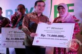 Direktur Utama PT Indocement Tunggal Prakarsa Tbk, Christian Kartawijaya (dua kiri) menyerahkan penghargaan kepada juara The Quarry Life Award National Awarding ke-3 tahun 2016, di Bogor Jawa Barat, Kamis malam (03/11). Wakil dari Universitas Gadjah Mada (UGM) Yogyakarta diwakili Siti Nurlely Marliana meraih juara pertama nasional kompetisi ilmiah di bidang pendidikan 'Quarry Life Award' 2016 tersebut.  (ANTARA FOTO/M.Tohamaksun/).