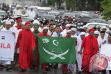 Sejumlah demonstran dari beberapa ormas Islam Aceh membawa spanduk dan poster berjalan kaki menuju gedung DPR Aceh saat menggelar aksi di Banda Aceh, Jumat (4/11). Ormas Islam di Aceh menuntut aparat penegak hukum mengusut kasus penistaan agama yang dilakukan mantan Gubernur DKI, Basuki Tjahaja Purnama alias Ahok . ANTARA Aceh/Ampelsa/16