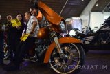 Ketua DPD Gerakan Anti Narkoba (Granat) Jatim, Arie Soeripan (kiri) sosialisasi tentang bahaya narkoba usai penandatanganan MoU dengan Harley-Davidson Club Indonesia (HDCI) Jatim dalam kegiatan Pahlawan Tour HDCI XI di JX International Surabaya, Jawa Timur, Jumat (4/11). MoU itu sebagai bentuk dukungan HDCI Surabaya dalam pemberantasan narkoba bersama Granat, sebab selama ini berkembang paradigma negatif terkait komunitas bikers. Antara Jatim/Syaiful Arif/zk/16