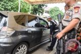 Petugas kepolisian berjaga di pintu masuk kompleks perumahan yang ditempati Calon Gubernur DKI Jakarta Basuki Tjahaja Purnama atau Ahok di Kompleks Pantai Mutiara, Jakarta, Jumat (4/11/2016). Pengamanan tersebut terkait unjuk rasa yang menuntut pengusutan kasus dugaan penistaan agama oleh Ahok. (ANTARA/Hafidz Mubarak A)