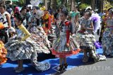 Sejumlah model memakai busana dari bahan daur ulang sampah saat fashion show di Alun-alun Situbondo, Jawa Timur, Sabtu (5/11). Busana yang ditampilkan memanfaatkan limbah sampah bertujuan untuk mengurangi sampah dengan memakai sistem 3R (reuse, reduce, dan recycle) atau menghilangkan, memilah dan memanfaatkan sampah menjadi karya berharga.
Antara Jatim/Seno/zk/16