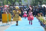 Sejumlah model memakai busana dari bahan daur ulang sampah saat fashion show di Alun-alun Situbondo, Jawa Timur, Sabtu (5/11). Busana yang ditampilkan memanfaatkan limbah sampah bertujuan untuk mengurangi sampah dengan memakai sistem 3R (reuse, reduce, dan recycle) atau menghilangkan, memilah dan memanfaatkan sampah menjadi karya berharga.
Antara Jatim/Seno/zk/16