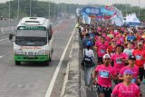 Sejumlah pelari mengikuti lomba Jawa Pos Fit East Java Half-Marathon 2016 di jembatan Suramadu, Surabaya, Jawa Timur, Minggu (6/11). Lomba lari dengan kategori half-marathon (21 km), 10K, dan 5K tersebut diikuti ribuan peserta dari berbagai daerah di Indonesia dan mancanegara. Antara Jatim/Didik Suhartono/zk/16.