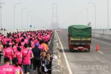 Sejumlah pelari mengikuti lomba Jawa Pos Fit East Java Half-Marathon 2016 di jembatan Suramadu, Surabaya, Jawa Timur, Minggu (6/11). Lomba lari dengan kategori half-marathon (21 km), 10K, dan 5K tersebut diikuti ribuan peserta dari berbagai daerah di Indonesia dan mancanegara. Antara Jatim/Didik Suhartono/zk/16.