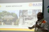 Direktur Pengembangan Bisnis dan Industri Perum Bulog Imam Subowo memberikan materi saat pelaksanaan program BUMN mengajar bersama Perum Bulog di SMAN 1 Talun, Blitar, Jawa Timur, Sabtu (5/11). Kegiatan tersebut guna memberikan motivasi kepada siswa dan memaparkan peran pentingnya BUMN terutama peran Perum Bulog terhadap masyarakat di Indonesia. Antara Jatim/Irfan Anshori/zk/16