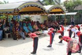 Peringatan Gerakan Cuci Tangan Pakai Sabun, Sikat Gigi Massal dan Bawa Bekal Sehat ke Sekolah, tingkat Kabupaten Batola tahun 2016 bersama pengurus TP PKK Kabupaten Barito Kuala (Batola) bertujuan agar murid jadi sehat di Sekolah Dasar Negeri Hilir Masjid, Kecamatan Anjir Pasar, Jumat (4/11).(Foto Antaranews Kalsel/humpro/f)