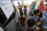 Sejumlah calon transmigran memasuki mobil guna diberangkatkan ke lokasi transmigarsi usai mengikuti upacara pelepasan di Balai Kota Kediri, Jawa Timur, Senin (7/11). Sejumlah dua puluh satu jiwa dari empat kepala kelurga yang berasal dari Kota Kediri tersebut akan menempati wilayah di Kabupaten Bulungan Kalimantan Utara dan akan mendapatkan rumah beserta lahan seluas dua hektar secara cuma-cuma. Antara Jatim/Prasetia Fauzani/zk/16