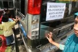 Sejumlah calon transmigran memasuki mobil guna diberangkatkan ke lokasi transmigarsi usai mengikuti upacara pelepasan di Balai Kota Kediri, Jawa Timur, Senin (7/11). Sejumlah dua puluh satu jiwa dari empat kepala kelurga yang berasal dari Kota Kediri tersebut akan menempati wilayah di Kabupaten Bulungan Kalimantan Utara dan akan mendapatkan rumah beserta lahan seluas dua hektar secara cuma-cuma. Antara Jatim/Prasetia Fauzani/zk/16