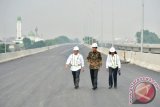 Presiden Joko Widodo (tengah) bersama Menteri PU Basuki Hadimuljono (kiri) dan Menteri BUMN Rini Soemarno (kanan) meninjau proyek pembangunan jalan Tol Bekasi-Cawang-Kampung Melayu (Becakayu) seksi 1, di Jalur Kalimalang Jakasampurna Bekasi, Jawa Barat, Senin (7/11). Presiden ingin memastikan bahwa jalan tol sepanjang delapan kilometer yang terbentang dari Jakasampurna Bekasi - Universitas Borobudur di kawasan Kalimalang 1 Cipinang Melayu Jaktim tersebut sudah bisa dioperasikan Maret 2017. ANTARA FOTO/Yudhi Mahatma/wdy/16.