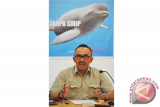 Kepala Balai Sumber Daya Alam (BKSDA) Kalimantan Barat Sustyo Iriyono memaparkan hasil tes DNA Lumba-Lumba tanpa sirip (Finless Porpoise) yang ditemukan di Kabupaten Kubu Raya saat jumpa pers di Kantor BKSDA Kalbar, Senin (7/11). Sustyo Iriyono menyatakan dari hasil tes DNA terhadap Lumba-Lumba yang terjaring nelayan di Padang Tikar, Kabupaten Kubu Raya pada April 2016 yang dilakukan BKSDA Kalbar bersama WWF dan Indonesian Biodiversity Research Centre Universitas Udayana tersebut, telah membuktikan bahwa di perairan itu terdapat tiga spesies air yaitu Paus, Pesut dan Lumba-Lumba tanpa sirip atau Finless porpoise. ANTARA FOTO/A Nugrosh/jhw/16