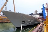 Sejumlah teknisi asing turun dari kapal perang jenis Perusak Kawal Rudal (PKR)-2 KRI I GUSTI NGURAH RAI-332 di Galangan Divisi Kapal Niaga PT PAL Indonesia (Persero), Surabaya, Jawa Timur, Selasa (8/11). Kapal PKR-2 tersebut merupakan kapal canggih kelas frigate yang dikerjakan bersama (Joint Production) antara PT PAL dengan Damen Schelde Naval Shipbuilding (DSNS) Belanda untuk Kementrian Pertahanan dan ditargetkan selesai pengerjaannya pada Oktober 2017. Antara Jatim/Irfan Anshori/zk/16