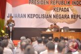 Presiden Joko Widodo (kiri) didampingi Mensesneg Pratikno (tengah) dan Kapolri Jenderal Polisi Tito Karnavian (kanan) memberikan arahan kepada jajaran Polri terkait pengamanan negara di Auditorium PTIK, Jakarta, Selasa (8/11). Presiden Jokowi meminta Polri tidak ragu dalam bertindak untuk penegakan hukum, Presiden juga memberikan apresiasi kepada seluruh anggota Polri atas kewaspadaan, solidtas, sikap profesional yang ditunjukkan dalam mengamankan aksi demo tanggal 4 November 2016. ANTARA FOTO/Yudhi Mahatma/wdy/16.