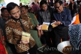 Anggota DPR RI Edhie Baskoro Yudhoyono atau Ibas (kiri) berdialog dengan pelaku UMKM jamu tradisional saat kunjungan reses di Trenggalek, Jawa Timur, Senin (7/11). Ibas dijadwalkan mengunjungi konstituennya di wilayah Dapil VII, Trenggalek dan Pacitan, Senin (7/11) hingga Rabu (9/11). Antara Jatim/Destyan Sujarwoko/zk/16