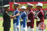 Panglima TNI Jenderal TNI Gatot Nurmantyo (kiri) menyematkan tanda pangkat kepada perwakilan prajurit taruna saat memimpin upacara wisuda Prabhatar Akademi TNI dan Akpol tahun 2016 di lapangan Sapta Marga kompleks Akmil Magelang, Jawa Tengah, Selasa (8/11). Sebanyak 758 calon prajurit taruna dan calon Bhayangkara taruna yang terdiri dari Matra Darat 250 orang, Matra Laut 100 orang, Matra Udara 108 orang dan Akpol 300 orang diwisuda menjadi prajurit taruna dan Bhayangkara II taruna. ANTARA FOTO/Anis Efizudin/wdy/16.