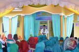 Bupati HSS H. Achmad Fikry  menyambut Kedatangan Tim Penilai Evaluasi Program Terpadu Peningkatan Peranan Wanita Menuju Keluarga Sehat Sejahtera (P2WKSS) di Desa Malutu Kecamatan Padang Batung Kabupaten Hulu Sungai Selatan (HSS), Rabu (8/11). Foto:Antaranews Kalsel/Fatturahman/G.