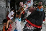 Sejumlah anak bermain topeng Barongan di Kota Blitar, Jawa Timur, Selasa (8/11). Mainan anak tradisional tersebut keberadaanya semakin langka seiring peredaran mainan elektronik yang membanjiri pasaran. Antara Jatim/Prasetia Fauzani/zk/16