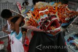 Sejumlah anak bermain topeng Barongan di Kota Blitar, Jawa Timur, Selasa (8/11). Mainan anak tradisional tersebut keberadaanya semakin langka seiring peredaran mainan elektronik yang membanjiri pasaran. Antara Jatim/Prasetia Fauzani/zk/16