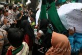 Sejumlah mahasiswa yang tergambung dalam Himpunan Mahasiswa Islam (HMI) berunjuk rasa terkait kerusuhan di Jakarta dalam aksi 4 November (411) di Polresta Kediri, Jawa Timur, Kamis (10/11). Dalam orasinya mereka menuntut presiden Jokowi mengungkap aktor politik kerusuhan sekaligus menuntut Kepolisian membebaskan sejumlah aktivis HMI yang ditangkap paska aksi 411. Antara Jatim/Prasetia Fauzani/zk/16