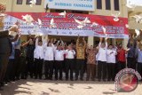 Sejumlah pasangan calon gubernur dan wakil gubernur Aceh bersama muspida plus Aceh melepaskan burung merpati saat berlangsung Deklarasi Pemilihan Kepala Daerah Berintegrasi Dan Damai di Mapolda Aceh, Banda Aceh, Kamis (10/11). Deklarasi enam pasangan cagub-cawagub Aceh itu menyatukan persepsi dan komitmen bersama agar pilkada serentak di Aceh pada Februari 2017 berlangsung damai tanpa kekerasan. ANTARA Aceh/Ampelsa/16