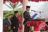 Plt Gubernur Aceh, Soedarmo, membacakan amanah saat menjadi inspektur upacara pada peringatan Hari Pahlawan di Lapangan Blang Padang, Banda Aceh, Kamis (10/11). Momentun Hari Pahlawan di Aceh, mengangkat tema 