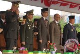 Plt Gubernur Aceh, Soedarmo (kanan), Wali Nanggroe Aceh, Malik Mahmud (kedua kanan), wakil ketua DPR Aceh, Irwan Djohan (tengah) Pangdam Iskandar Muda, Mayjen TNI Tatang Sulaiman (kedua kiri) dan Kapolda Aceh, Irjen Pol Rio Septianda Djambak (kiri) mengikuti upacara peringatan Hari Pahlawan di Lapangan Blang Padang, Banda Aceh, Kamis (10/11). Momentun  Hari Pahlawan di Aceh, mengangkat tema 