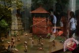 Pengunjung mengamati diorama yang dipajang di Monumen Perjuangan Rakyat Bali Bajra Sandhi, Kota Denpasar, Bali, Kamis (10/11). Monumen tersebut berisi puluhan diorama kisah perjuangan rakyat Bali yang ramai dikunjungi wisatawan untuk melakukan wisata sejarah. ANTARA FOTO/Fikri Yusuf/wdy/16.