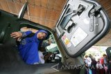 Sejumlah pelajar menaiki tank jenis Anoa saat  pameran alutsista TNI di Balai Kota Kediri, Jawa Timur, Kamis (10/11). Kegiatan mengajak pelajar berkeliling kota menaiki kendaraan temput tersebut guna memeriahkan hari Pahlawan sekaligus memperkenalkan alat pertahanan negara kepada pelajar. Antara Jatim/Prasetia Fauzani/zk/16