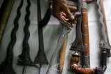 Pengunjung melihat cudrik atau keris kecil untuk wanita yang merupakan  peninggalan jaman kerajaan majapahit di abad 14 Masehi dalam Pameran Pusaka Kuno di Museum Brawijaya, Malang, Jawa Timur, Kamis (10/11). Pameran tersebut menampilkan ratusan jenis pusaka berupa tombak dan keris yang dibuat pada era jaman kerajaan Singosari hingga Mataram. Antara Jatim/Ari Bowo Sucipto/zk/16.