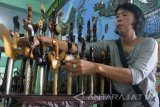 Pengunjung melihat keris peninggalan jaman kerajaan Mataram di abad 17 Masehi dalam Pameran Pusaka Kuno di Museum Brawijaya, Malang, Jawa Timur, Kamis (10/11). Pameran tersebut menampilkan ratusan jenis pusaka berupa tombak dan keris yang dibuat pada era jaman kerajaan Singosari hingga Mataram. Antara Jatim/Ari Bowo Sucipto/zk/16.