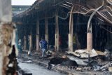 Warga melintas di lokasi pasca kebakaran Pasar Baru Porong, Sidoarjo, Jawa Timur, Rabu (9/10). Kebakaran yang menghanguskan ratusan kios dan lapak dikawasan tersebut hingga kini belum diketahui penyebabnya. Antara Jatim/Umarul Faruq/zk/16