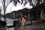 Warga melintas di lokasi pasca kebakaran Pasar Baru Porong, Sidoarjo, Jawa Timur, Rabu (9/10). Kebakaran yang menghanguskan ratusan kios dan lapak dikawasan tersebut hingga kini belum diketahui penyebabnya. Antara Jatim/Umarul Faruq/zk/16