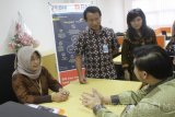Direktur Bisnis Menengah BNI, Putrama Wahju Setiawan (dua kanan) didampingi CEO BNI Wilayah Malang, Yessy Kurnia  (dua kiri) berbincang dengan salah satu nasabah dalam Peluncuran Sentra Kredit Menengah (SKM) BNI, Malang, Jawa Timur, Rabu (9/11). Peluncuran Sentra Kredit Menengah BNI tersebut untuk memenuhi permintaan kredit di wilayah Malang dan Jawa Timur bagian selatan yang menurut data Otoritas Jasa Keuangan (OJK) pertumbuhan kredit perbankan segmen menangah di Malang mencapai Rp6,3 triliun hingga bulan Juni 2016. Antara Jatim/Ari Bowo Sucipto/zk/16.