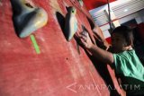 Atlet cilik berlatih olahraga panjat dinding di pusat pelatihan panjat dinding Kota Blitar, Jawa Timur, Kamis (10/11). Pelatihan itu bertujuan mencari bibit-bibit atlet panjat dinding sejak usia dini. Antara Jatim/Destyan Sujarwoko/zk/16