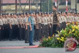 Presiden Joko Widodo (kiri) memberi pengarahan kepada Korps Brigade Mobil (Brimob) di Mako Brimob Kelapa Dua, Jakarta, Jumat (11/11). Presiden menegaskan tugas serta tanggung jawab Korps Brimob untuk mengamankan wilayah serta sebagai pemersatu bangsa, Presiden juga memberikan apresiasi terkait pengamanan saat demonstrasi 4 November lalu. ANTARA FOTO/Yudhi Mahatma/wdy/16.