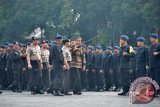 Presiden Joko Widodo (kanan) berdiskusi dengan Kapolri Jenderal Polisi Tito Karnavian (kedua kanan) serta Komandan Korps Brigade Mobil (Brimob) Irjen Polisi Murad Ismail (ketiga kanan) seusai upacara pengarahan kepada personel di Mako Brimob Kelapa Dua, Jakarta. (ANTARA FOTO/Yudhi Mahatma/Dok).