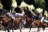 Peserta mengenakan kostum suku Asmat dalam Karnaval Kostum Etnik, Gondanglegi, Malang, Jawa Timur, Sabtu (12/11). Karnaval tahunan tersebut merupakan upaya mewadahi kreatifitas para desainer muda dalam merancang busana dengan tema  etnik. Antara Jatim/Ari Bowo Sucipto/zk/16.