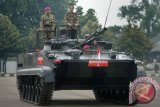 Presiden Joko Widodo (kanan) didampingi Komandan Korps Marinir TNI Mayjen TNI (Mar) R.M. Trusono (kiri) di atas tank Amphibi BMP-3 milik TNI AL saat memeriksa pasukan Marinir di Lapangan Utama Markas Korps Marinir, Cilandak, Jakarta Selatan. (ANTARA FOTO/Yudhi Mahatma/Dok).