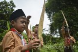 Sejumlah anak menyaksikan Bunga Bangkai jenis Amorphopalus titanum di Sukodono, Sidoarjo, Jawa Timur, Sabtu (12/11). Bunga langka dengan tinggi 50-200 cm tersebut tumbuh menjelang musim penghujan tiba dan hanya mampu bertahan hidup selama sepekan. Antara Jatim/Umarul Faruq/zk/16