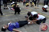 Anggota Palang Merah Remaja (PMR) memberikan pertolongan pertama kepada korban saat simulasi kecelakaan dalam kegiatan Lomba Kegawatdaruratan di Kota Denpasar, Bali, Sabtu (12/11). Lomba kegawatdaruratan yang diikuti oleh puluhan anggota PMR se-Bali tersebut guna melatih kesigapan regu PMR dalam memberi pertolongan pertama pada korban kecelakaan. ANTARA FOTO/Fikri Yusuf/wdy/16.