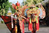 Sejumlah peserta  mengenakan busana kreasinya saat pagelaran Banyuwangi Ethno Carnival (BEC) di Banyuwangi, Jawa Timur, Sabtu (12/11). Pagelaran busana yang bernuansa budaya lokal tersebut merupakan salah satu dari 53  agenda Banyuwangi Festival guna menarik wisatawan. Antara Jatim/Budi Candra Setya/zk/16.