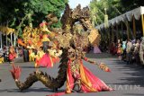 Sejumlah peserta  mengenakan busana kreasinya saat pagelaran Banyuwangi Ethno Carnival (BEC) di Banyuwangi, Jawa Timur, Sabtu (12/11). Pagelaran busana yang bernuansa budaya lokal tersebut merupakan salah satu dari 53  agenda Banyuwangi Festival guna menarik wisatawan. Antara Jatim/Budi Candra Setya/zk/16.